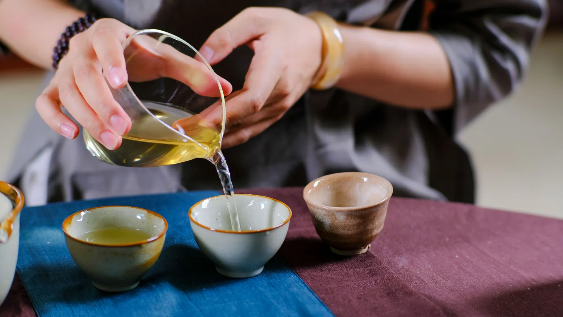Read more about the article Why Chinese Tea Culture Doesn’t Have a Fixed “Ceremony” (Unlike Japan)