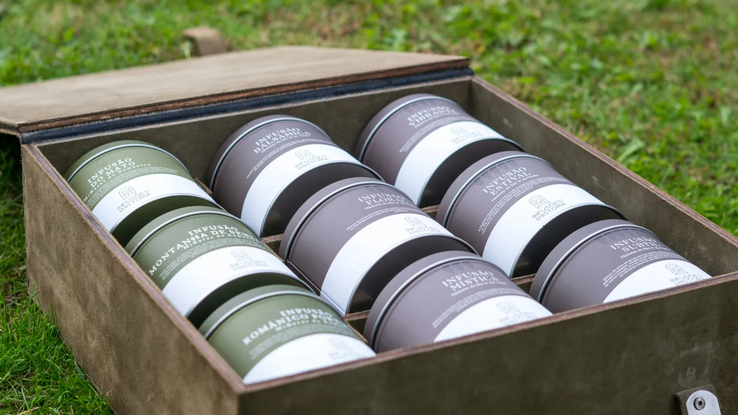 Read more about the article Why Chinese People Gift Tea (And What It Actually Means)