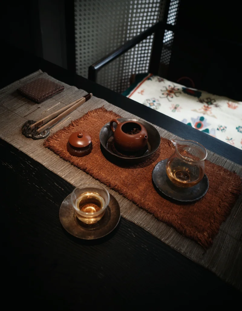 Simple tea tools for beginners A simple tea ceremony setup with a teapot and cups